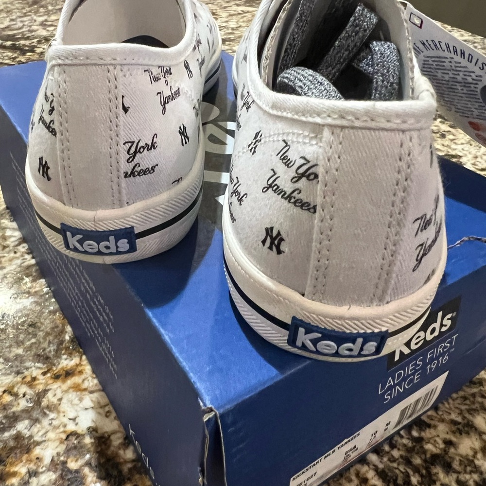 MLB White New York Yankees Canvas Sneakers sz 10 - Picture 8 of 8